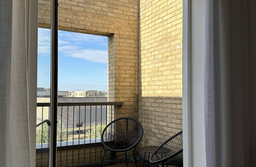 Trumpington House | Modern 4 Bedroom, 4 Floor, Cambridge Property - Sleeps 10 with private parking.