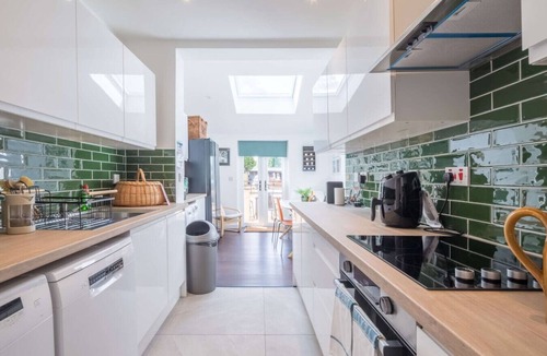 Cambridge Apartment | Modern 4-Bedroom Detached Home in Central Cambridg
