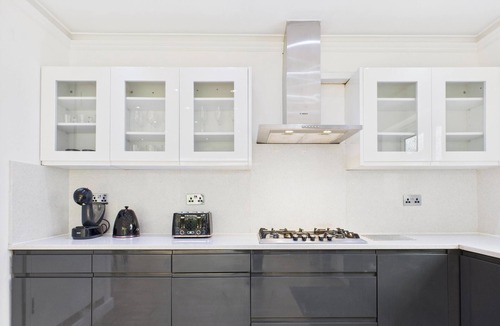 Coulsdon West House | Modern 4 Bedroom Spacious House with Garden and Free Parking