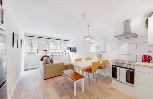 King's Cross Apartment | Modern 4BR Kings Cross | Patio + Balcony