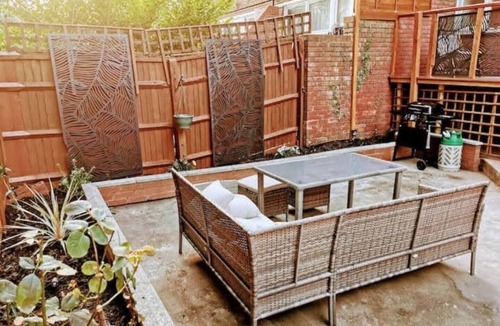 King's Cross Apartment | Modern 4BR Kings Cross | Patio + Balcony