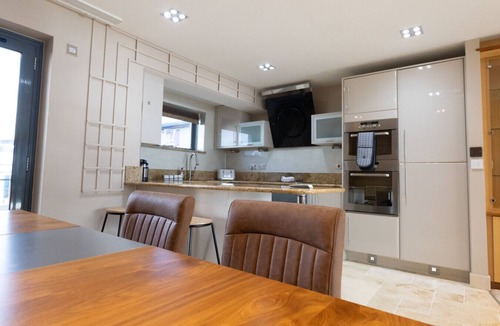 Castle House | Modern 5-bed townhouse with balconies and free parking