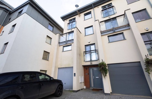 Castle House | Modern 5-bed townhouse with balconies and free parking
