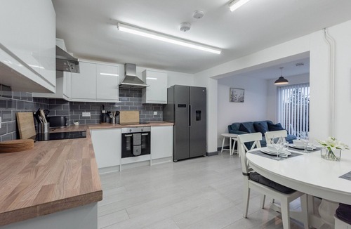 Renhold House | Modern 5 Bed House Perfect For Contractors