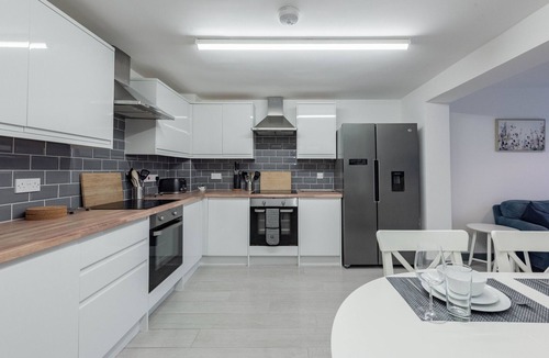 Renhold House | Modern 5 Bed House Perfect For Contractors
