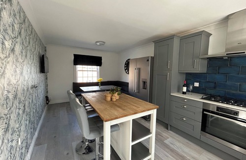 Marston Moretaine House | Modern 6 Bedroom 4 bathroom sleeps up to 14