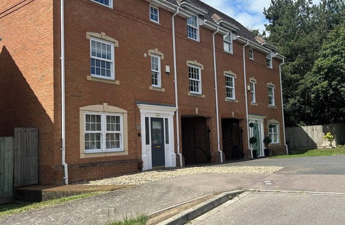Marston Moretaine House | Modern 6 Bedroom 4 bathroom sleeps up to 14