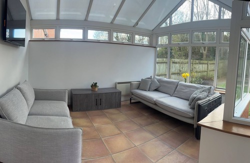 Marston Moretaine House | Modern 6 Bedroom 4 bathroom sleeps up to 14