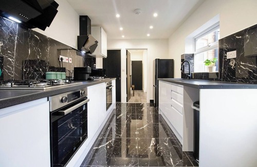 Bedford House | Modern 6-bedroom, 5 bathroom, sleeps up to 8.