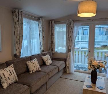 Milford on Sea Resort | Modern and spacious holiday home at AWARD WINNING SHOREFIELD COUNTRY PARK ENTERTAINMENT PASSES INCLUDED DOG FRIENDLY!
