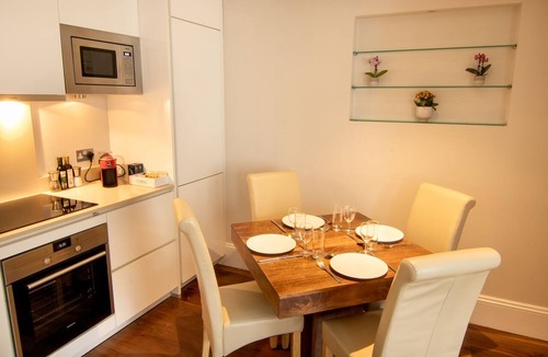 St. Pancras Apartment | Modern apartment with sofa bed, patio and private entrance