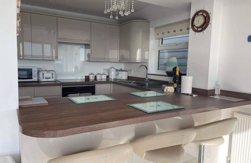 Pevensey House | Modern Beachfront Bungalow with Ocean Views