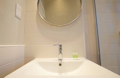 Leith Apartment | Modern City Centre Flat next to Calton Hill