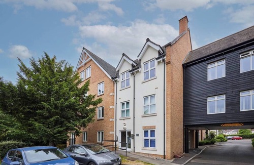 Oadby Apartment | Modern Comfort: 2BR Flat w/Free Parking in Oadby