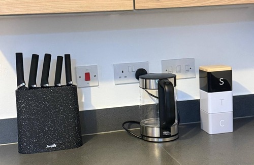 Patchway House | Modern & Comfortable Stay in Patchway, Bristol | Near Cribbs Causeway/Aztec