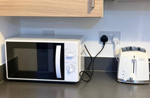 Patchway House | Modern & Comfortable Stay in Patchway, Bristol | Near Cribbs Causeway/Aztec