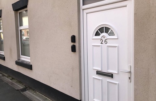 St Helens Apartment | Modern Comfy 2-bedroom Flat in St Helens