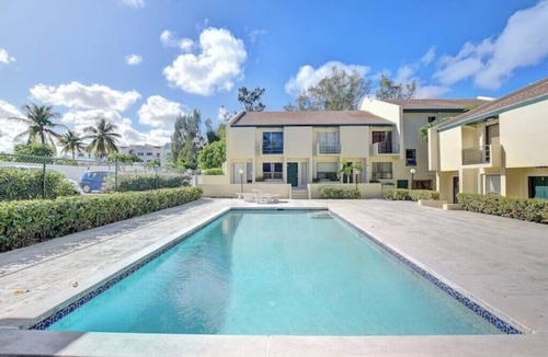 Paradise Island Condo | Modern condo: Steps from Atlantis & Beach