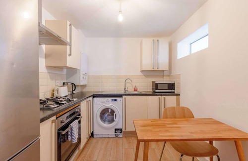 Custom House Apartment | Modern Convenience | 2 Bed | Nearby London Airport