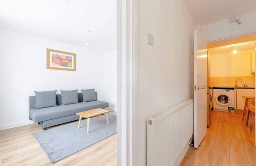 Custom House Apartment | Modern Convenience | 2 Bed | Nearby London Airport