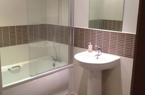 Nottingham City Centre Apartment | Modern, convenient, 2 bed apartment with parking close to the train station.