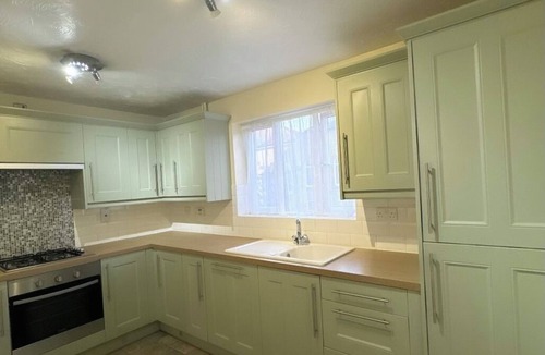 Cheshunt House | Modern, cosy 4-bedroom Townhouse | Near train, shops & London Access.