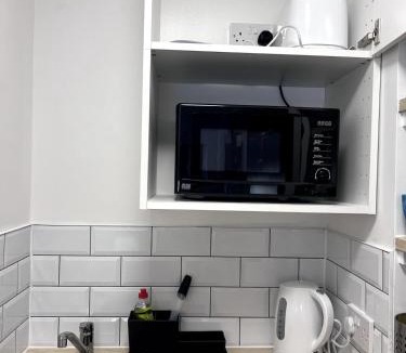 Milton Keynes Apartment | Modern Cosy Studio - Easy Access - Workspace - Parking