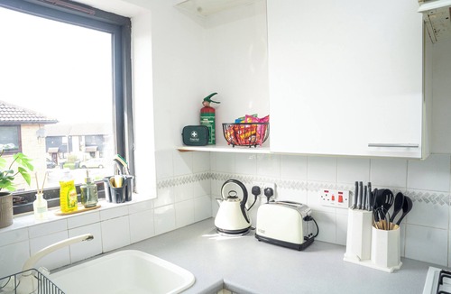 Bletchley House | Modern Deluxe Apartment with Balcony. Family Friendly Central Location!