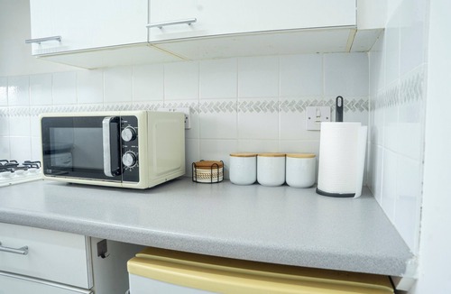 Bletchley House | Modern Deluxe Apartment with Balcony. Family Friendly Central Location!