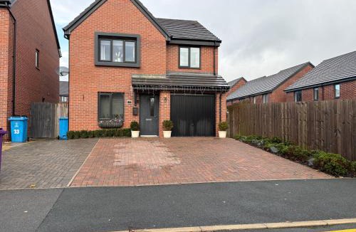 Everton House | Modern Detached House with multiple parking and large garden next to Anfield Stadium