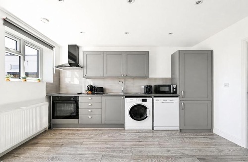 Ealing Apartment | Modern Ealing Broadway Apt -2 mins To Tube & Well-Equipped