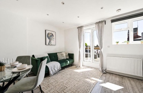 Ealing Apartment | Modern Ealing Broadway Apt -2 mins To Tube & Well-Equipped