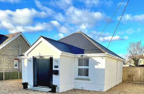 New Forest District House | Modern Family Bungalow with Private Garden - Walks to Pub & Parks