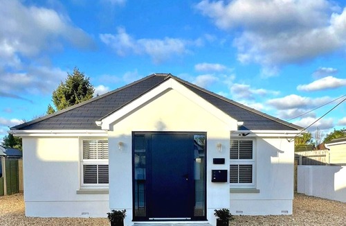 New Forest District House | Modern Family Bungalow with Private Garden - Walks to Pub & Parks