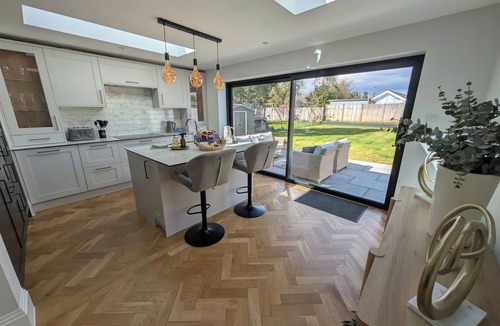 New Forest District House | Modern Family Bungalow with Private Garden - Walks to Pub & Parks