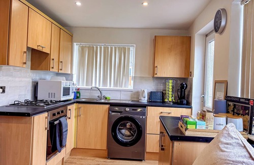 Whiston House | Modern Family Home Near Liverpool | Parking | Sleeps 5