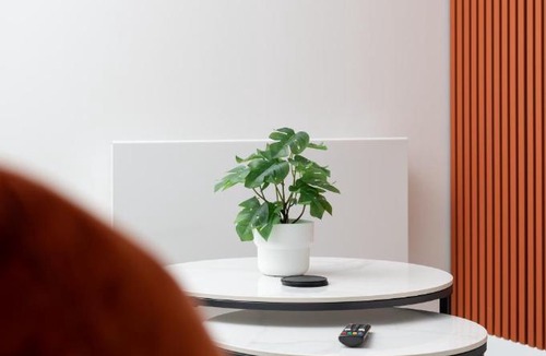 Bletchley Apartment | Modern Flat with Parking - Last Min Deals Available