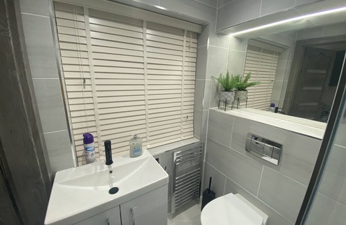 Sutton Coldfield Apartment | Modern fully independent studio on golf-course.