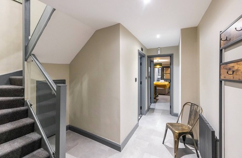 Kings Cross St. Pancras Apartment | Modern & Funky 3-BR Duplex with Games Room & Sauna