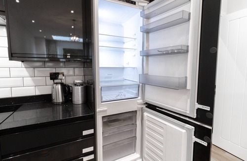 Frognal and Fitzjohns Apartment | Modern Garden Flat London Sleeps 4 with Parking!