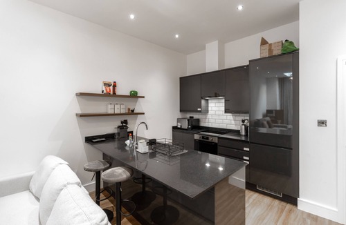 Frognal and Fitzjohns Apartment | Modern Garden Flat London Sleeps 4 with Parking!