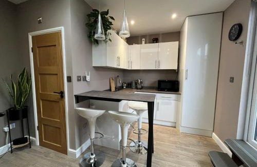 Luton Apartment | Modern Garden Studio for comfy stay