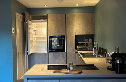 Trumpington House | Modern home, sleeps 8, garden 3km from Cambridge, free carpark