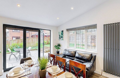 Tea Green House | Modern Home, Sleeps 8, Parking, Garden