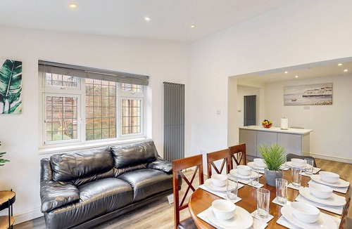 Tea Green House | Modern Home, Sleeps 8, Parking, Garden