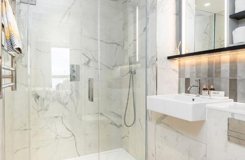 St. Pancras and Somers Town Apartment | Modern Kings Cross 2BR, Steps to Coal Drops Yard, 10 min walk to Train Station