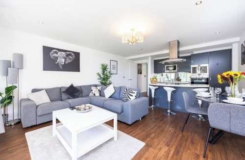 Docklands Apartment | Modern Luxury 2-Bedroom Flat in London Excel