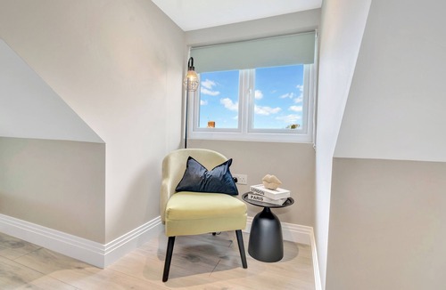 Heathrow Villages House | Modern Luxury 5 minutes from Heathrow Airport