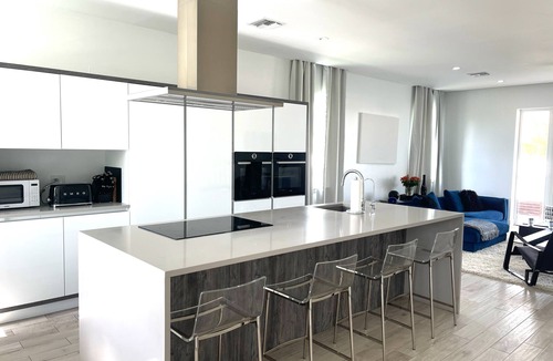 Palm Cay House | Modern Luxury Townhome in Nassau - steps to the beach!