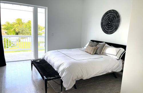 Palm Cay House | Modern Luxury Townhome in Nassau - steps to the beach!